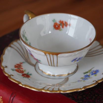 Petite tasse "Gesa" en porcelaine allemande PMR Bavaria Jaeger & co dorée et fleurie
