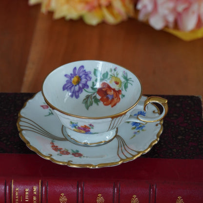 Petite tasse "Gesa" en porcelaine allemande PMR Bavaria Jaeger & co dorée et fleurie