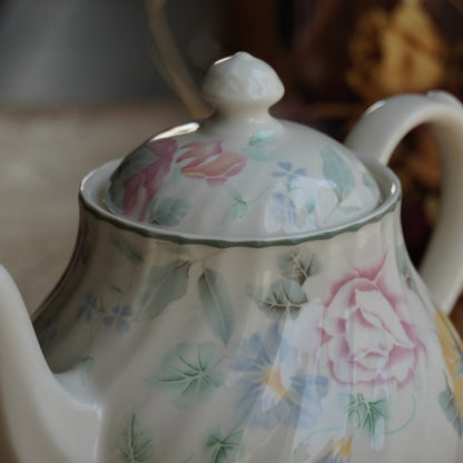 Théière "Gladys" en faïence anglaise torsadée fleurie et fruitée Barratts