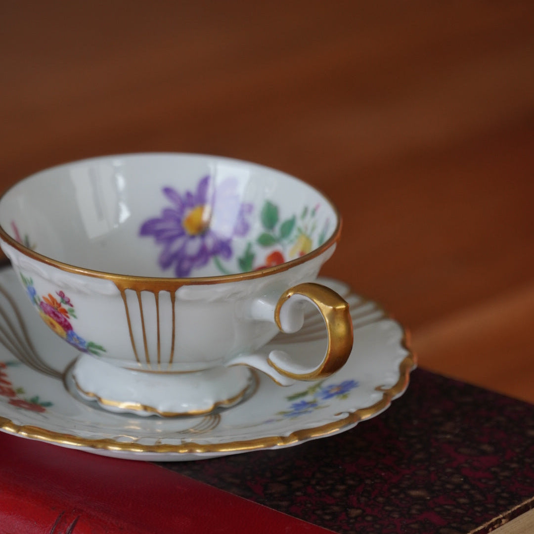 Petite tasse "Gesa" en porcelaine allemande PMR Bavaria Jaeger & co dorée et fleurie