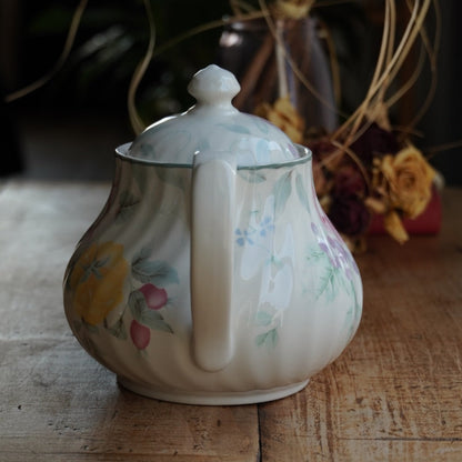 Théière "Gladys" en faïence anglaise torsadée fleurie et fruitée Barratts