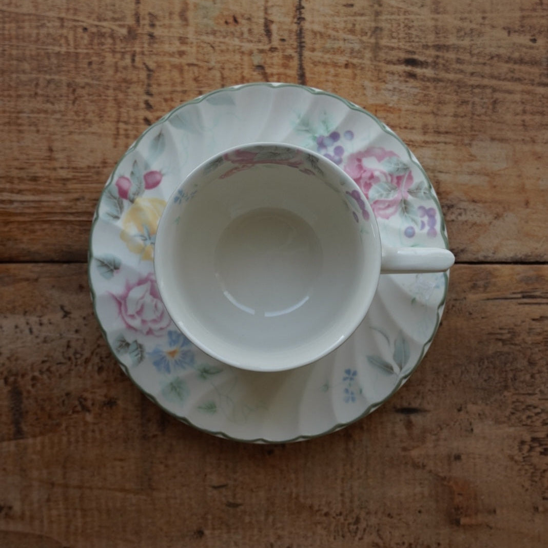 Grande tasse "Gladys" en faïence anglaise torsadée fleurie et fruitée Barratts