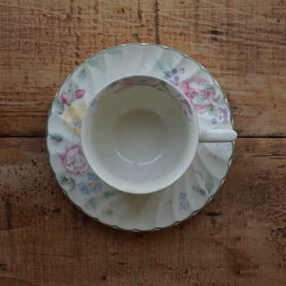 Grande tasse "Gladys" en faïence anglaise torsadée fleurie et fruitée Barratts
