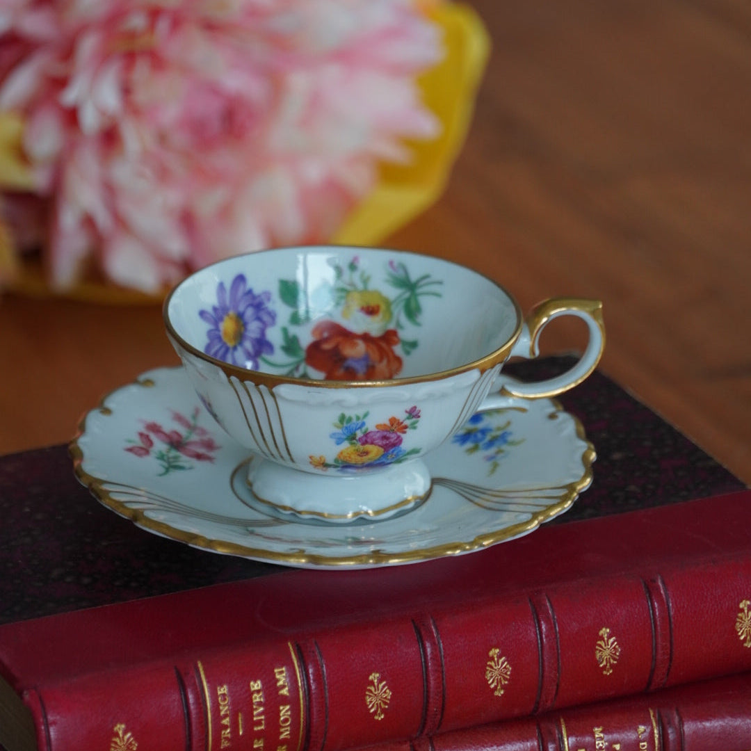 Petite tasse "Gesa" en porcelaine allemande PMR Bavaria Jaeger & co dorée et fleurie