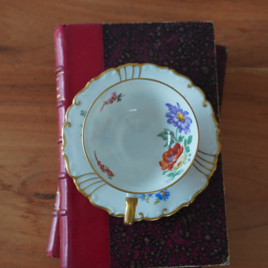 Petite tasse "Gesa" en porcelaine allemande PMR Bavaria Jaeger & co dorée et fleurie