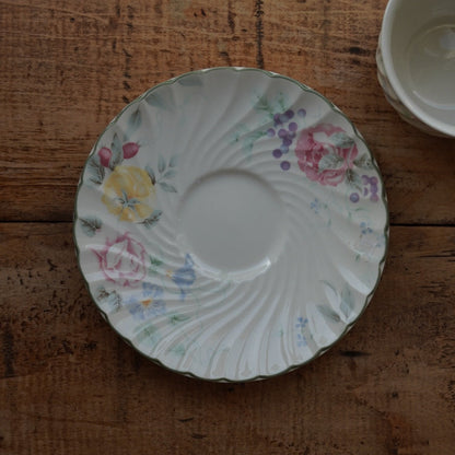 Grande tasse "Gladys" en faïence anglaise torsadée fleurie et fruitée Barratts