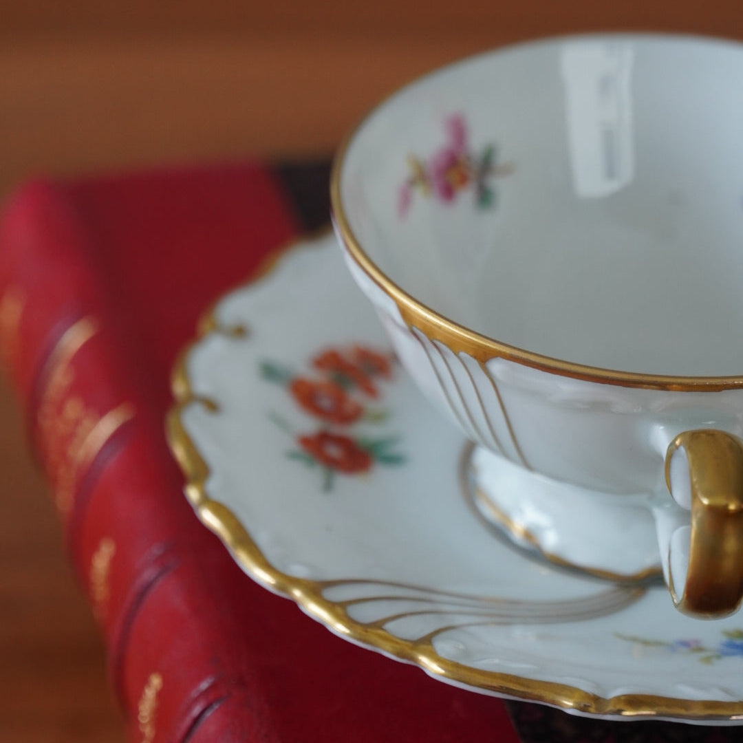 Petite tasse "Gesa" en porcelaine allemande PMR Bavaria Jaeger & co dorée et fleurie