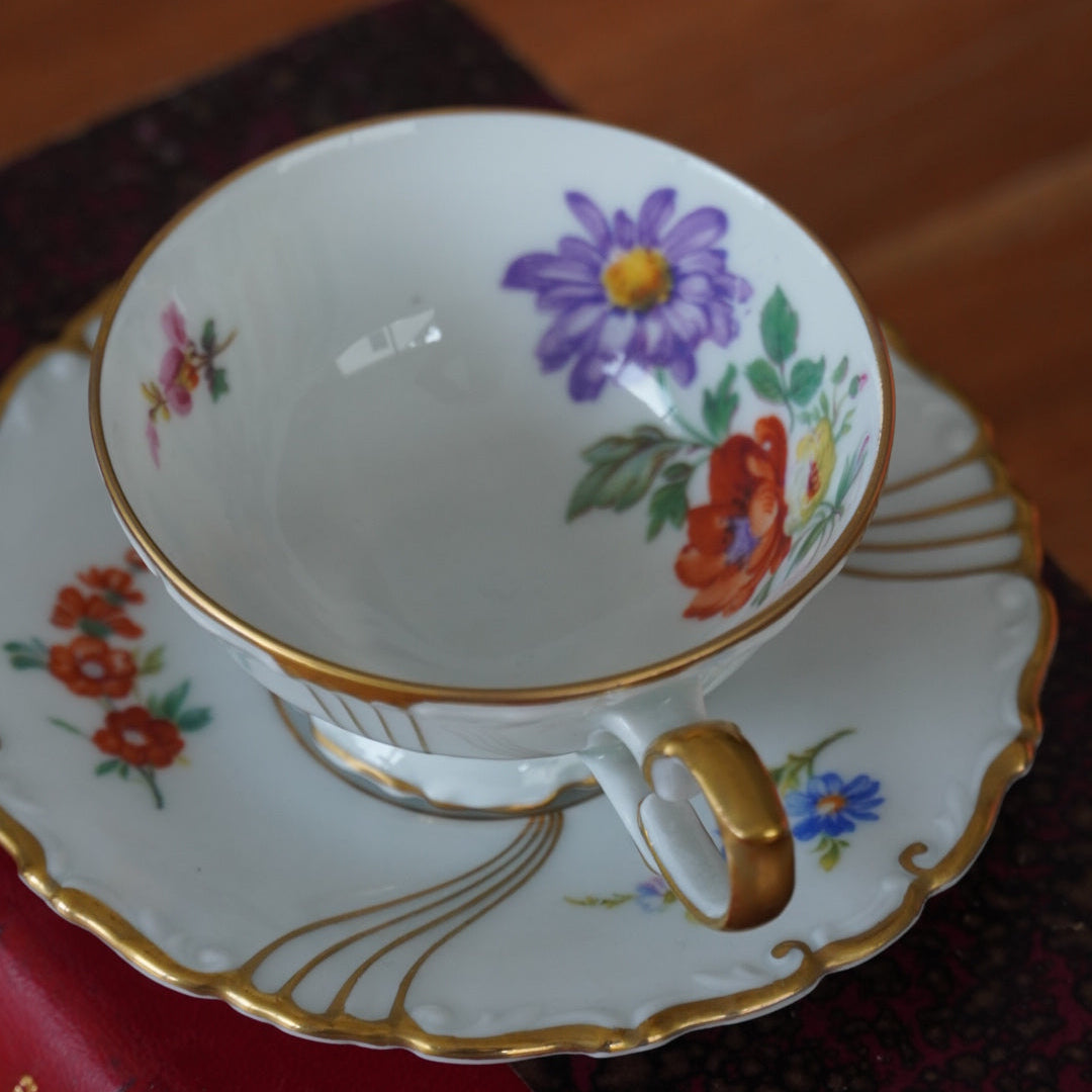 Petite tasse "Gesa" en porcelaine allemande PMR Bavaria Jaeger & co dorée et fleurie