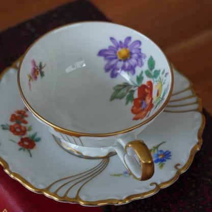 Petite tasse "Gesa" en porcelaine allemande PMR Bavaria Jaeger & co dorée et fleurie