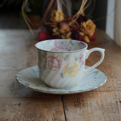 Grande tasse "Gladys" en faïence anglaise torsadée fleurie et fruitée Barratts