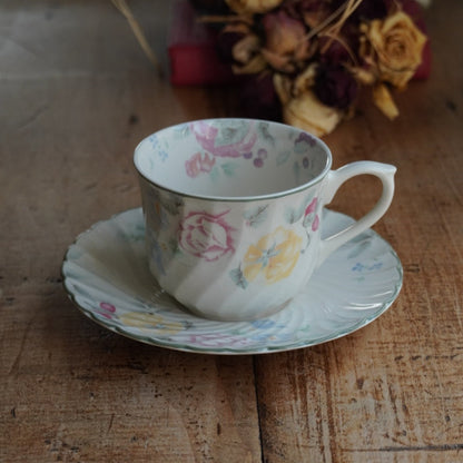 Grande tasse "Gladys" en faïence anglaise torsadée fleurie et fruitée Barratts