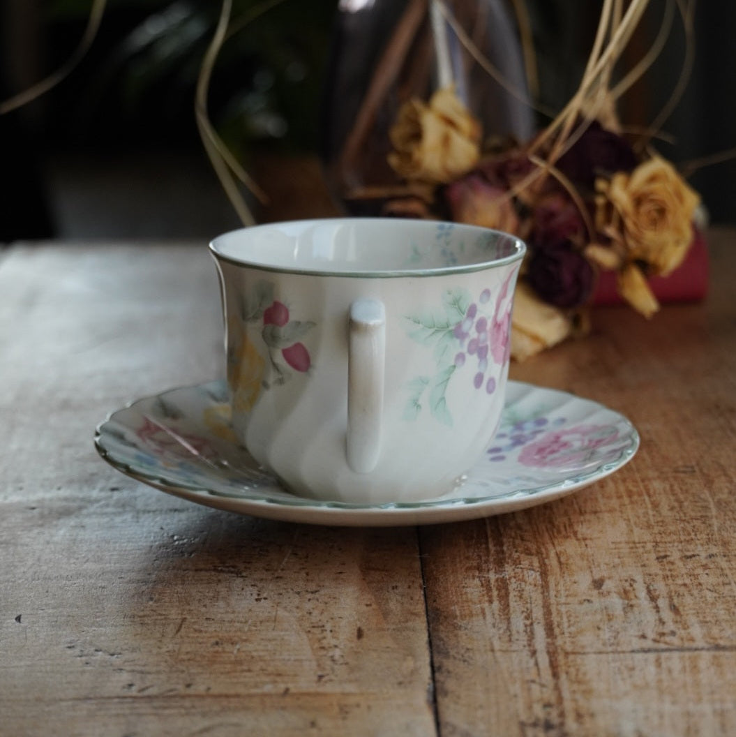 Grande tasse "Gladys" en faïence anglaise torsadée fleurie et fruitée Barratts