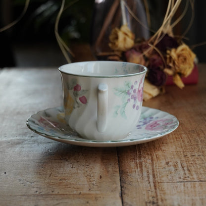Grande tasse "Gladys" en faïence anglaise torsadée fleurie et fruitée Barratts