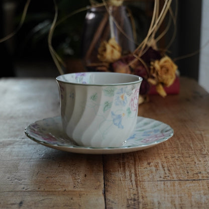 Grande tasse "Gladys" en faïence anglaise torsadée fleurie et fruitée Barratts