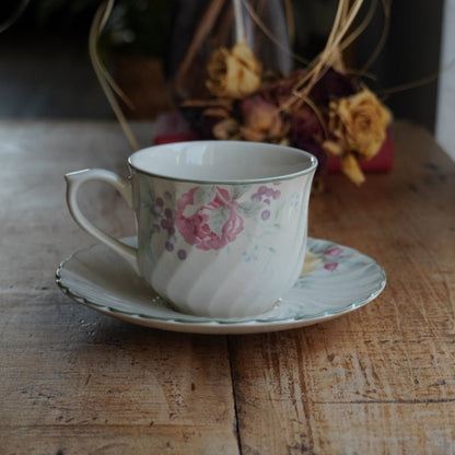 Grande tasse "Gladys" en faïence anglaise torsadée fleurie et fruitée Barratts