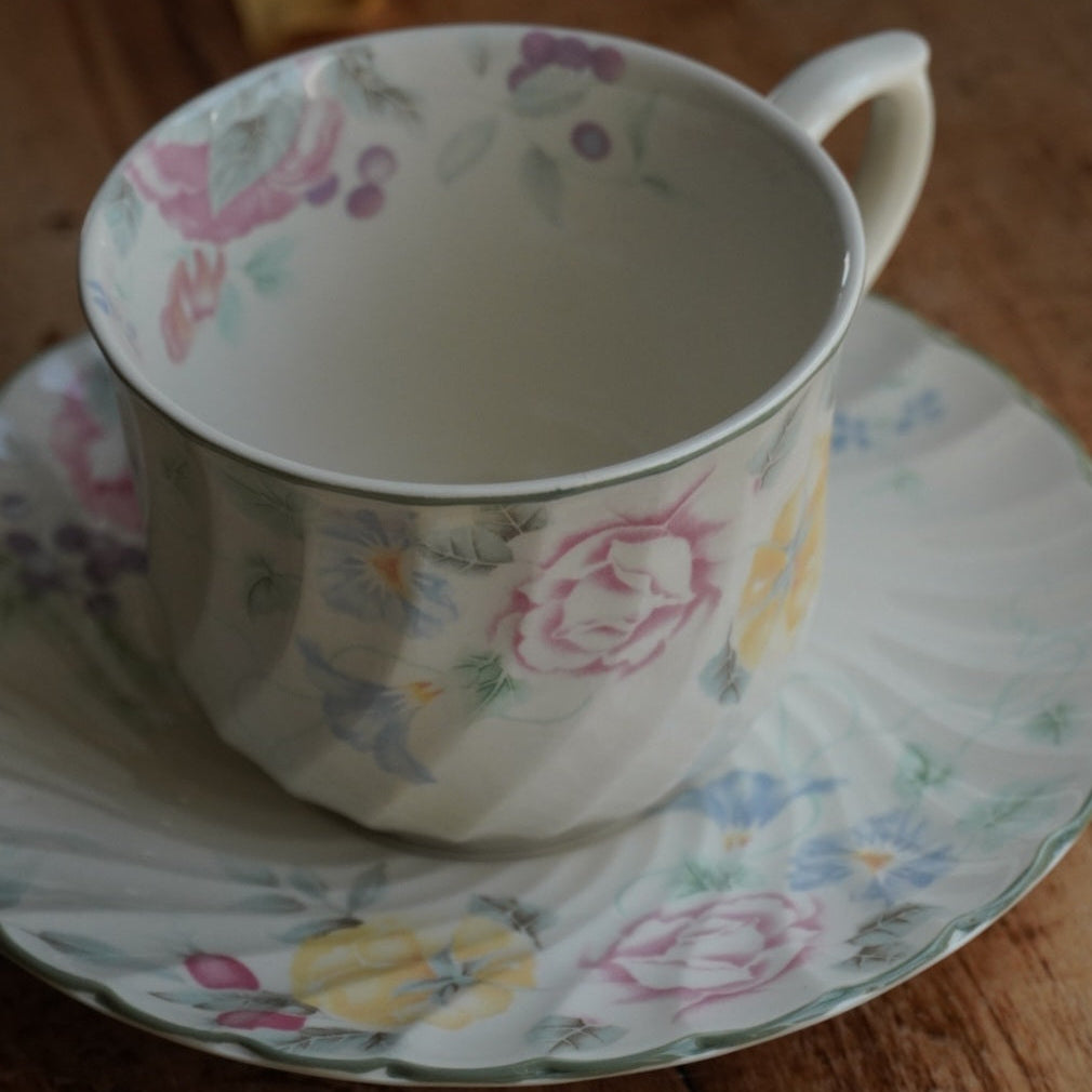 Grande tasse "Gladys" en faïence anglaise torsadée fleurie et fruitée Barratts