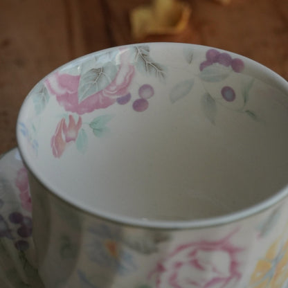 Grande tasse "Gladys" en faïence anglaise torsadée fleurie et fruitée Barratts