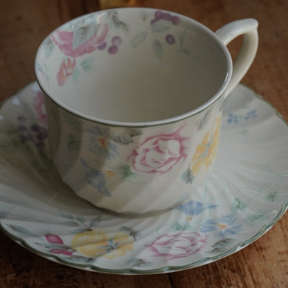Grande tasse "Gladys" en faïence anglaise torsadée fleurie et fruitée Barratts