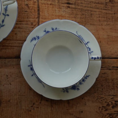Tête-à-tête de tasses "Raymondet" en porcelaine de Limoges fleurie et dorée Raynaud