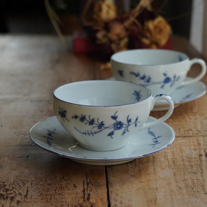 Tête-à-tête de tasses "Raymondet" en porcelaine de Limoges fleurie et dorée Raynaud