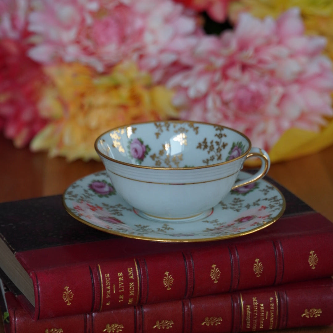 Petite tasse "Annicette" en porcelaine de Limoges fleurie et dorée