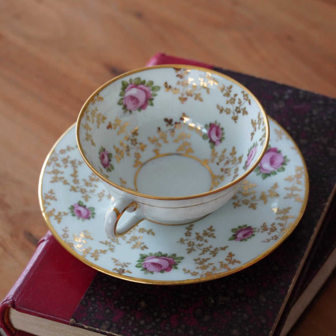 Petite tasse "Annicette" en porcelaine de Limoges fleurie et dorée