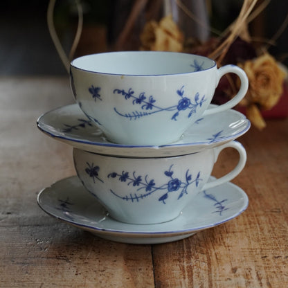 Tête-à-tête de tasses "Raymondet" en porcelaine de Limoges fleurie et dorée Raynaud