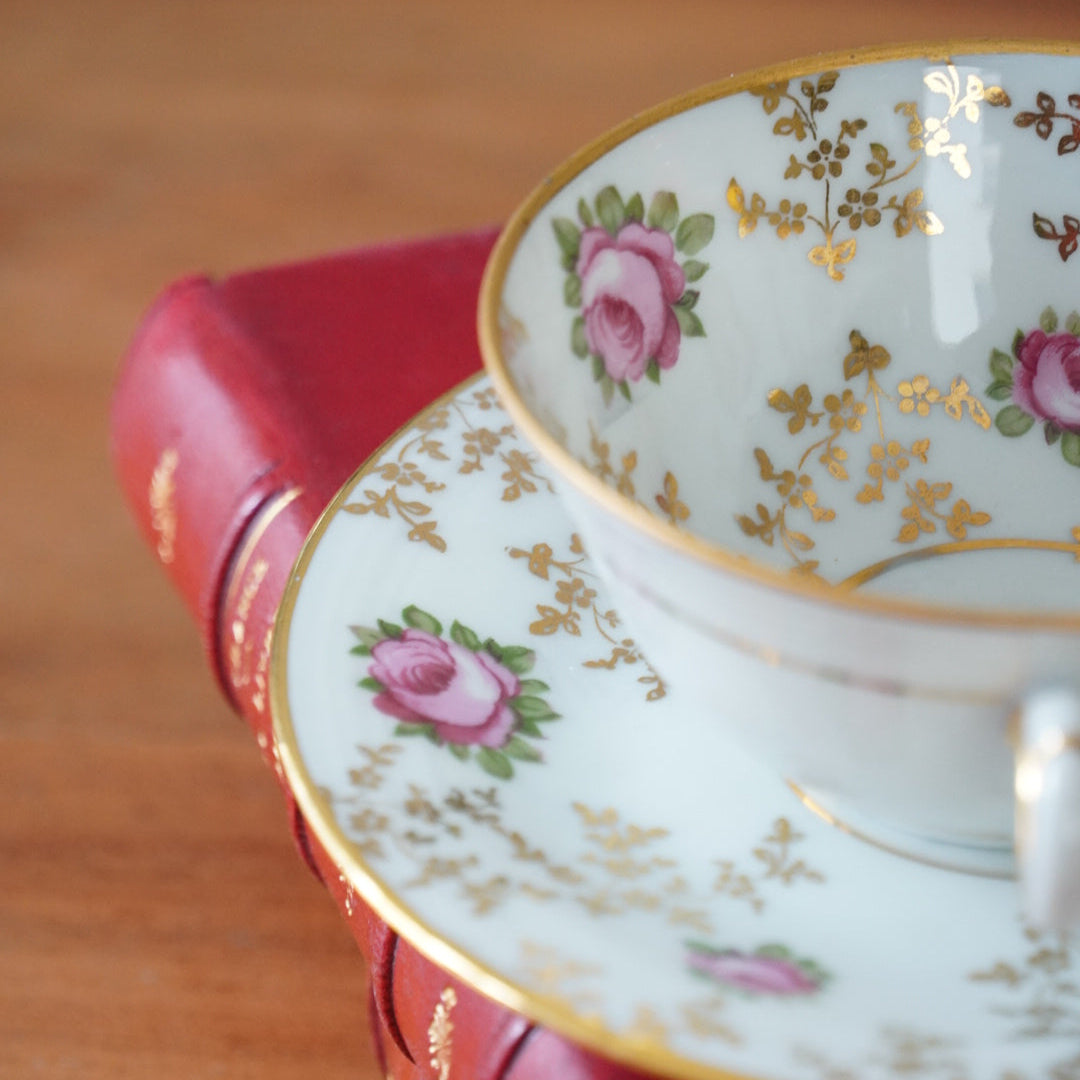 Petite tasse "Annicette" en porcelaine de Limoges fleurie et dorée