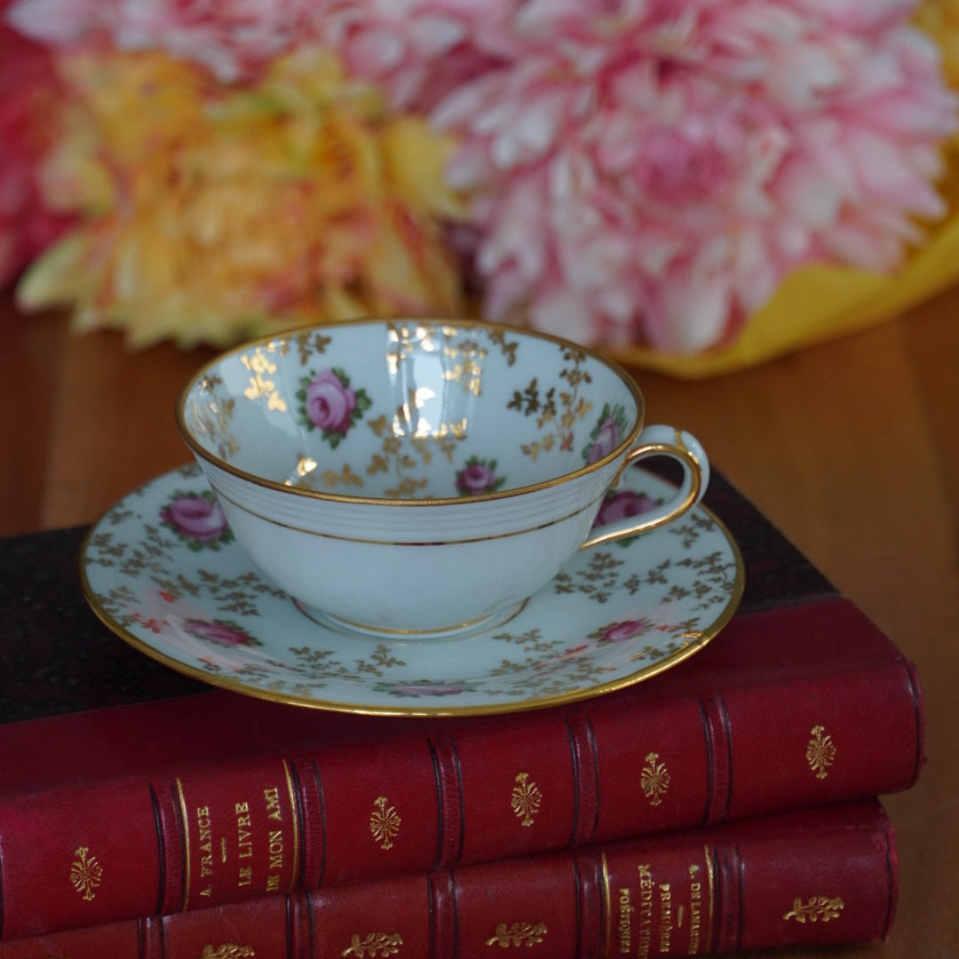 Petite tasse "Annicette" en porcelaine de Limoges fleurie et dorée