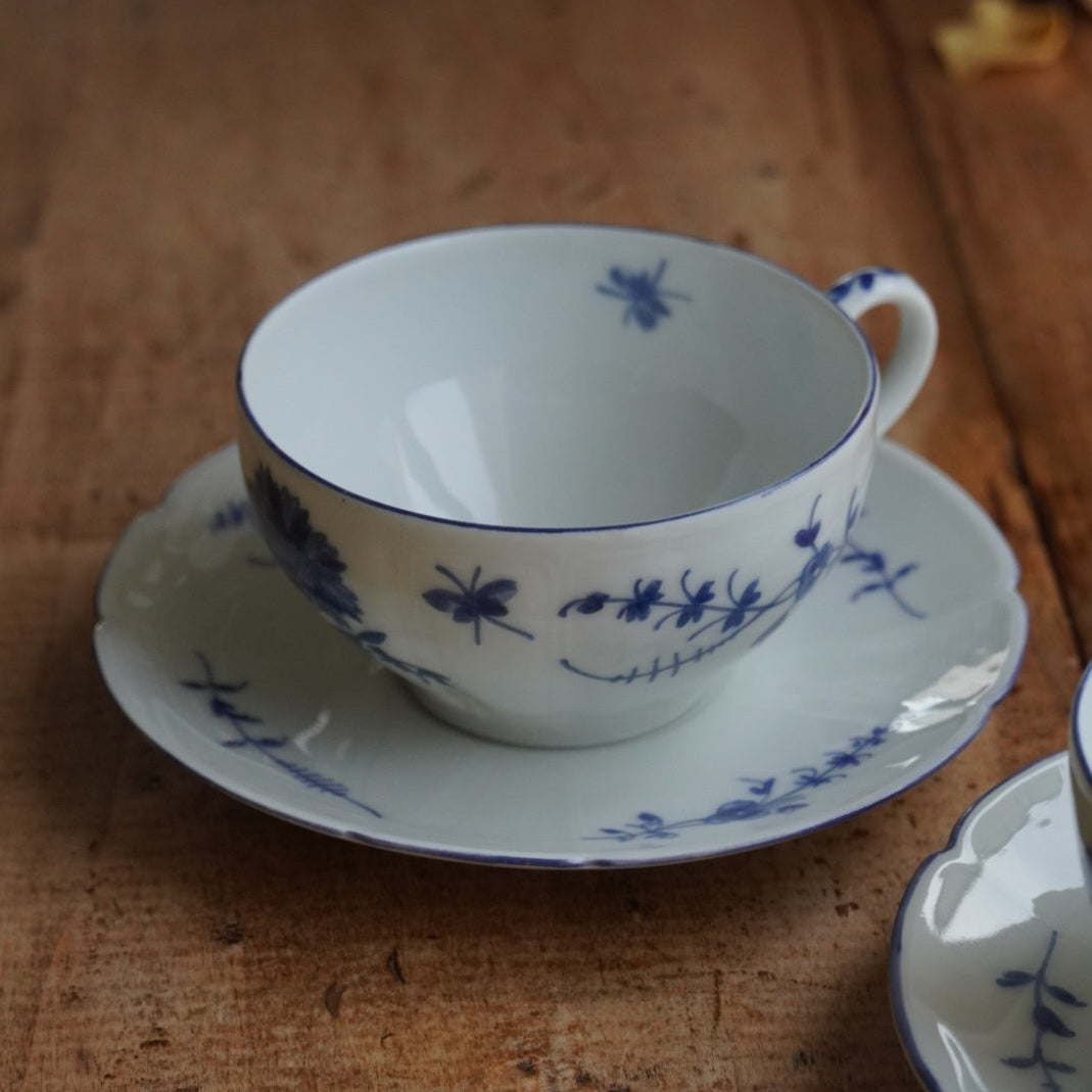 Tête-à-tête de tasses "Raymondet" en porcelaine de Limoges fleurie et dorée Raynaud