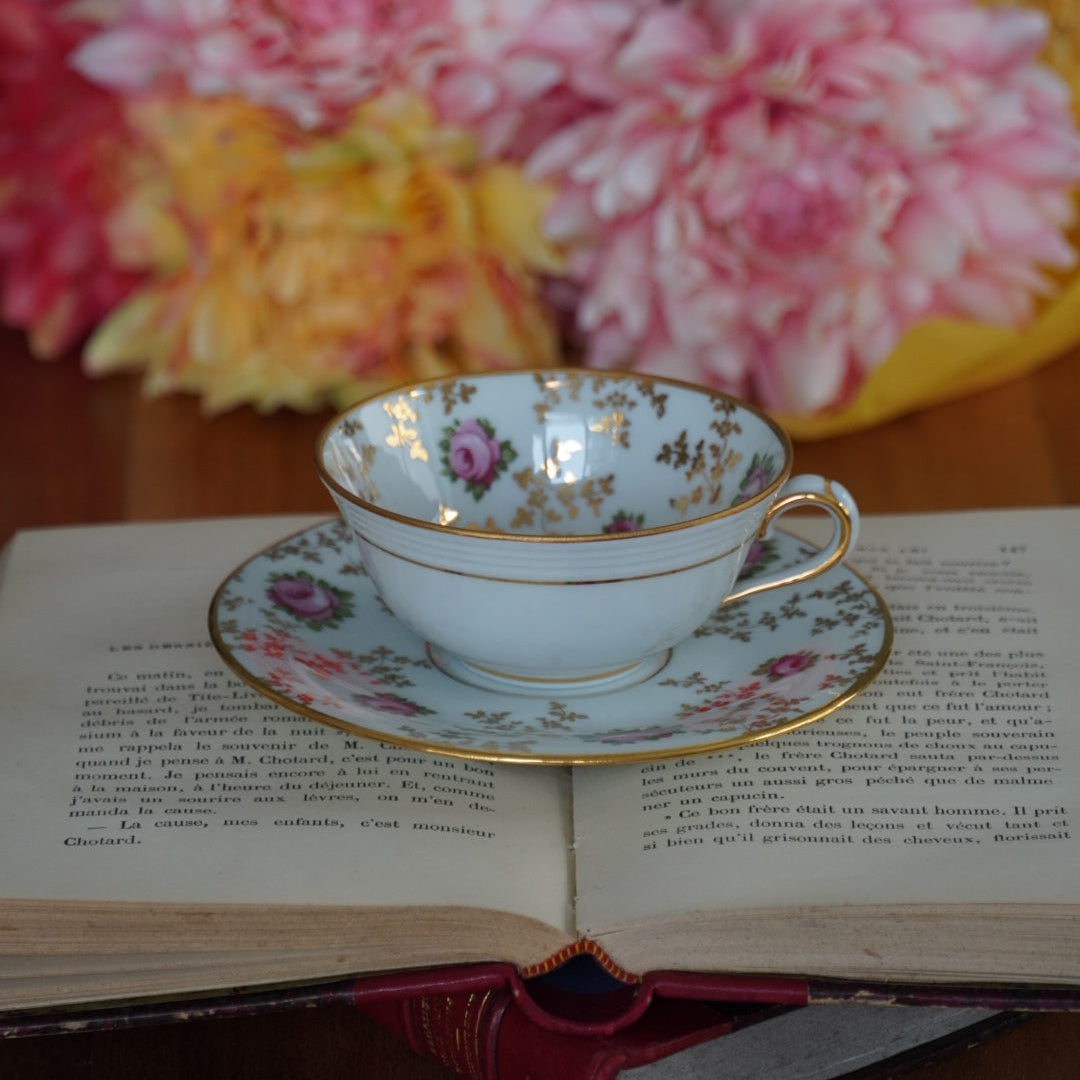 Petite tasse "Annicette" en porcelaine de Limoges fleurie et dorée