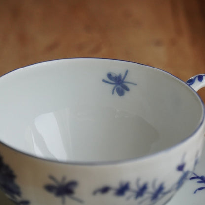 Tête-à-tête de tasses "Raymondet" en porcelaine de Limoges fleurie et dorée Raynaud