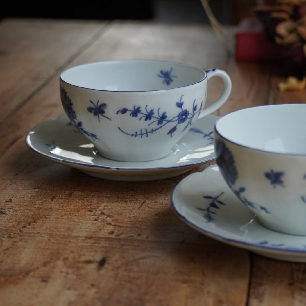 Tête-à-tête de tasses "Raymondet" en porcelaine de Limoges fleurie et dorée Raynaud