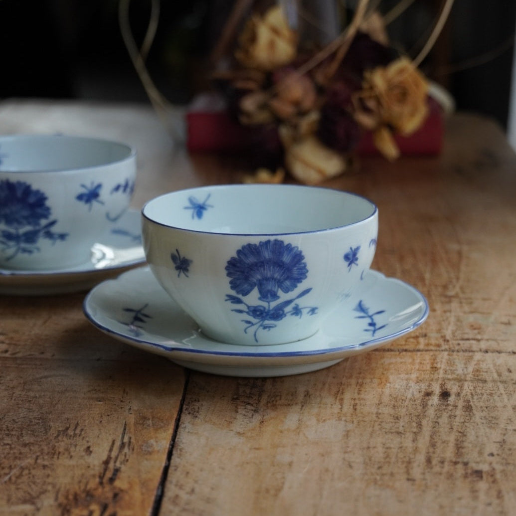 Tête-à-tête de tasses "Raymondet" en porcelaine de Limoges fleurie et dorée Raynaud