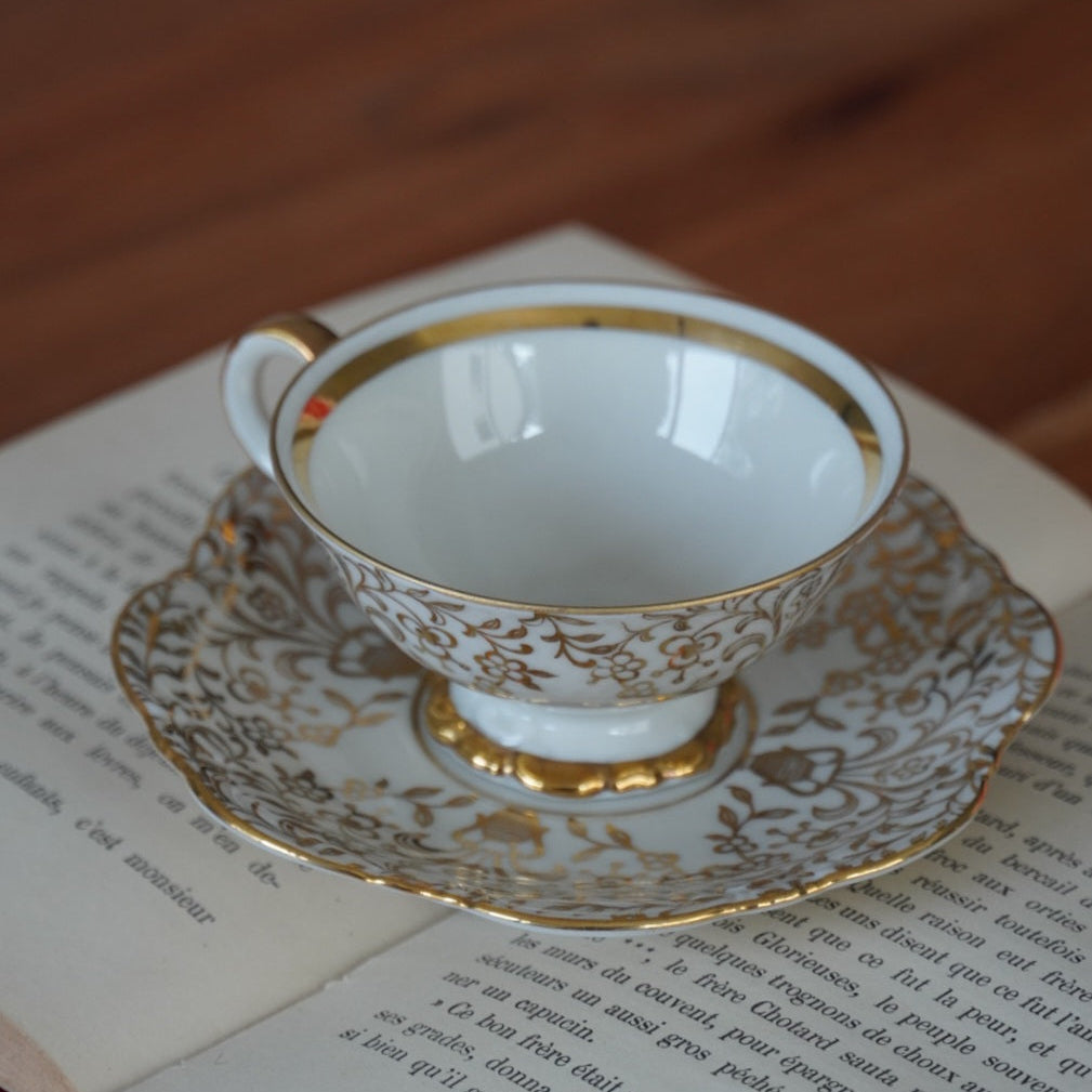 Petite tasse "Almut" en porcelaine blanche et dorée allemande Bavaria Johann Seltmann Vohenstrauß