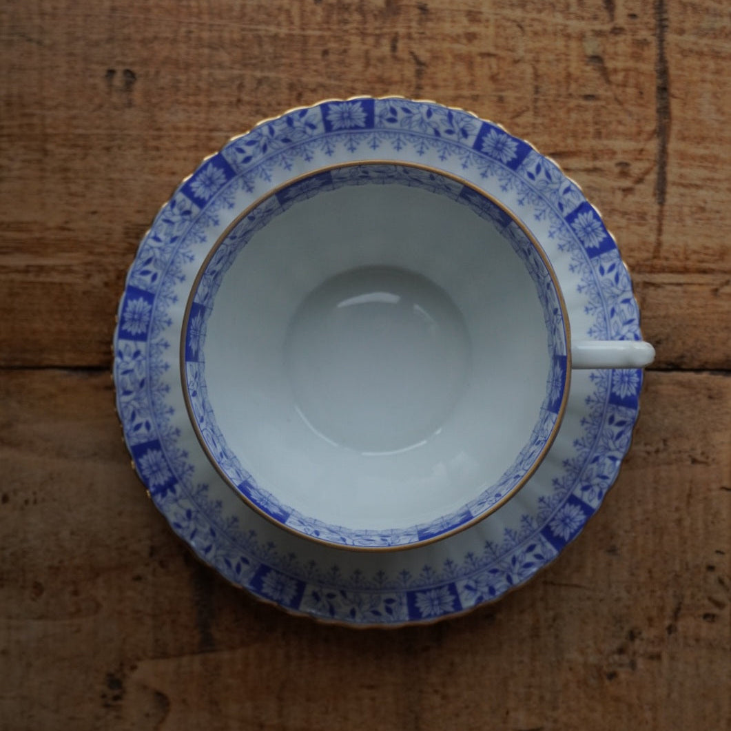 Grande tasse "Kunigunde" en porcelaine allemande aux motifs orientaux bleutés et dorés Seltmann Weiden modèle China Blau