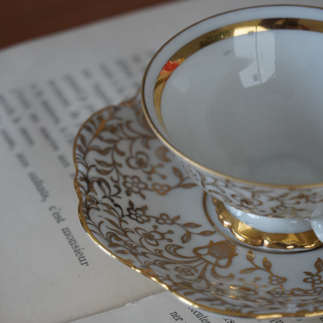 Petite tasse "Almut" en porcelaine blanche et dorée allemande Bavaria Johann Seltmann Vohenstrauß