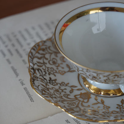 Petite tasse "Almut" en porcelaine blanche et dorée allemande Bavaria Johann Seltmann Vohenstrauß