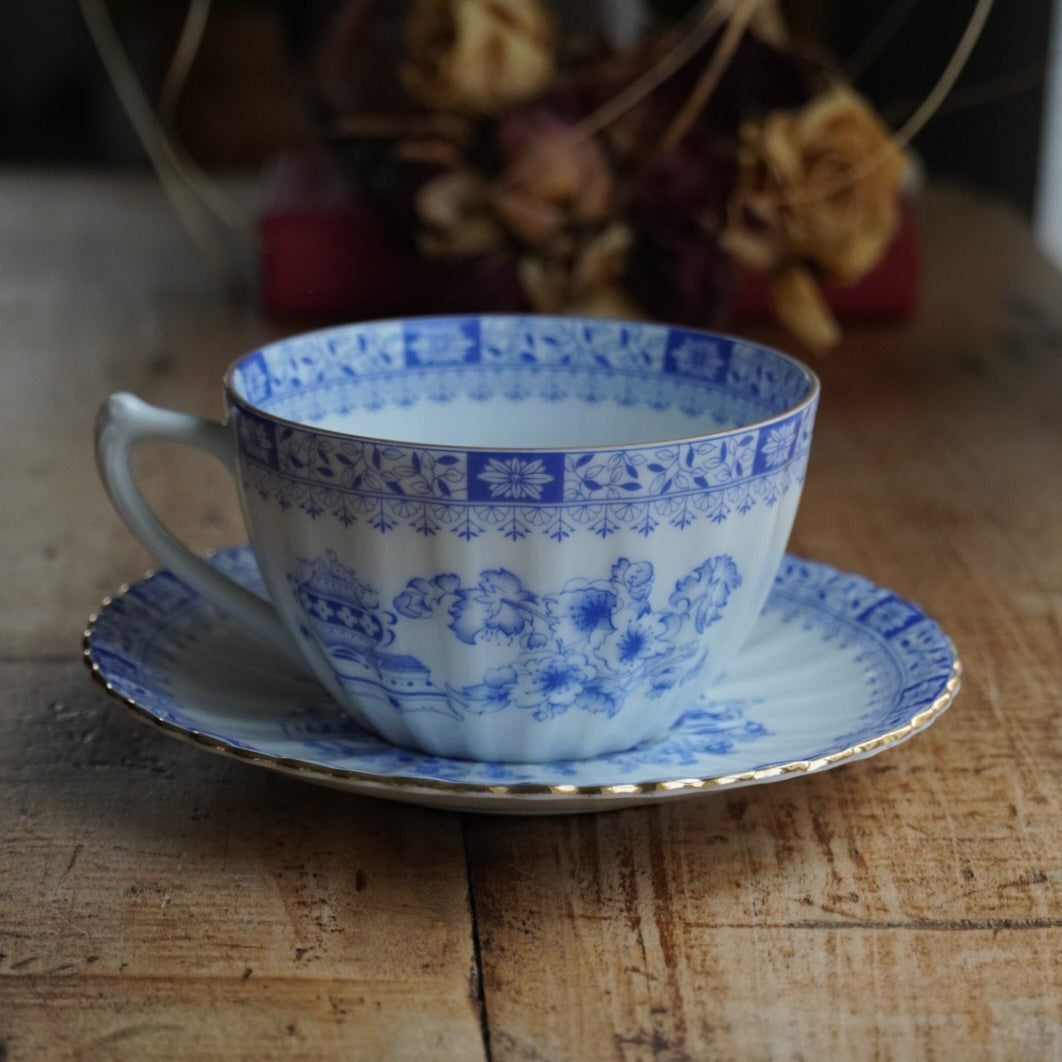 Grande tasse "Kunigunde" en porcelaine allemande aux motifs orientaux bleutés et dorés Seltmann Weiden modèle China Blau