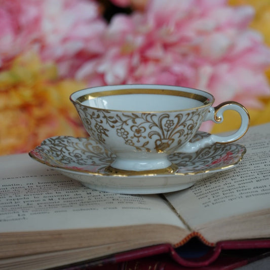 Petite tasse "Almut" en porcelaine blanche et dorée allemande Bavaria Johann Seltmann Vohenstrauß