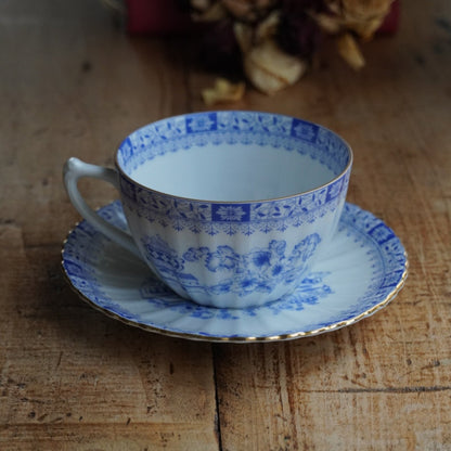 Grande tasse "Kunigunde" en porcelaine allemande aux motifs orientaux bleutés et dorés Seltmann Weiden modèle China Blau