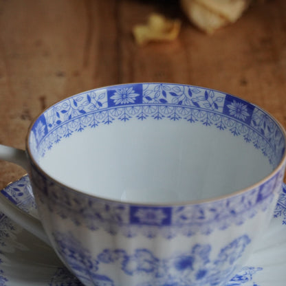 Grande tasse "Kunigunde" en porcelaine allemande aux motifs orientaux bleutés et dorés Seltmann Weiden modèle China Blau