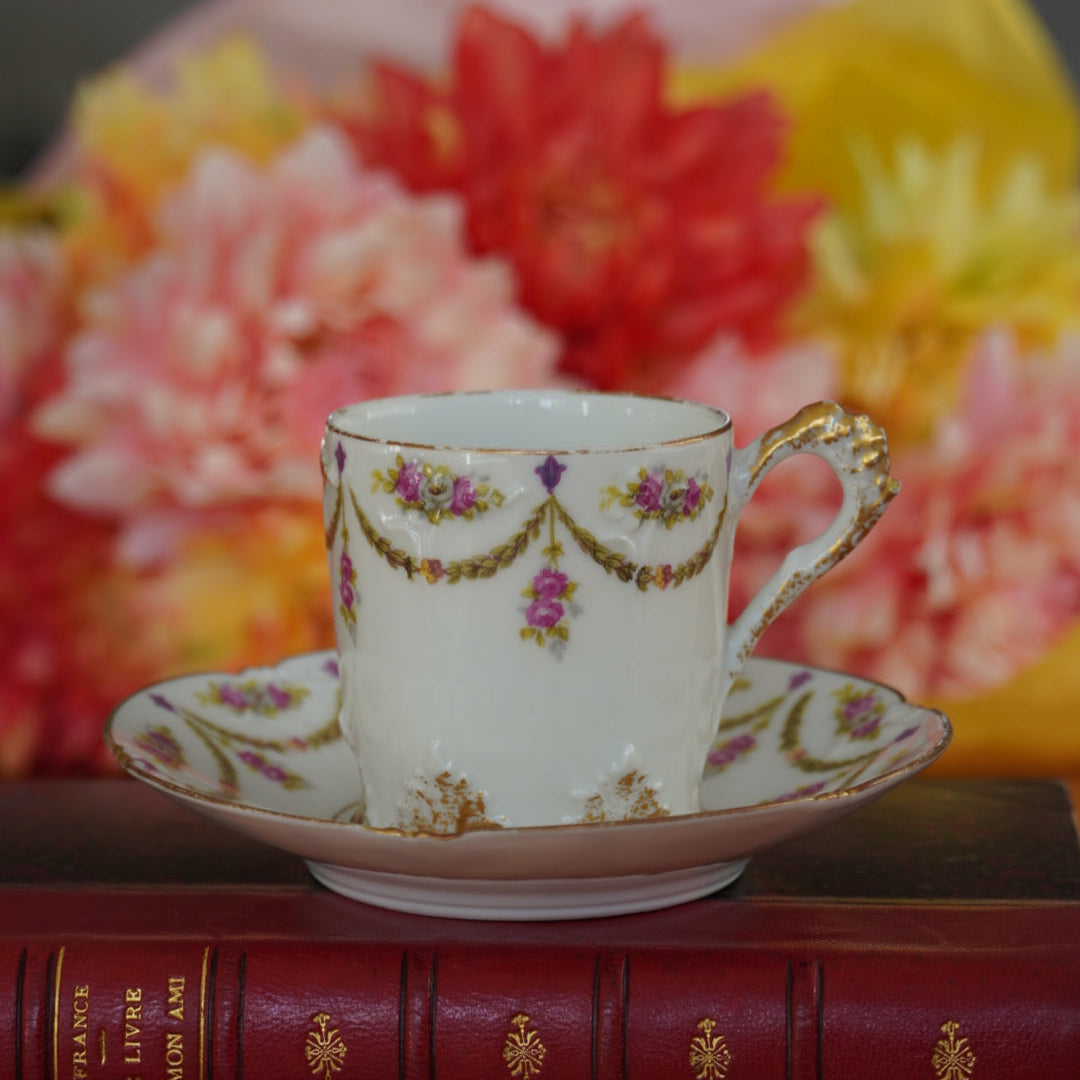 Petite tasse "Belline" en porcelaine fleurie et dorée de Limoges Plainemaison Frères début 20ème siècle (rare)