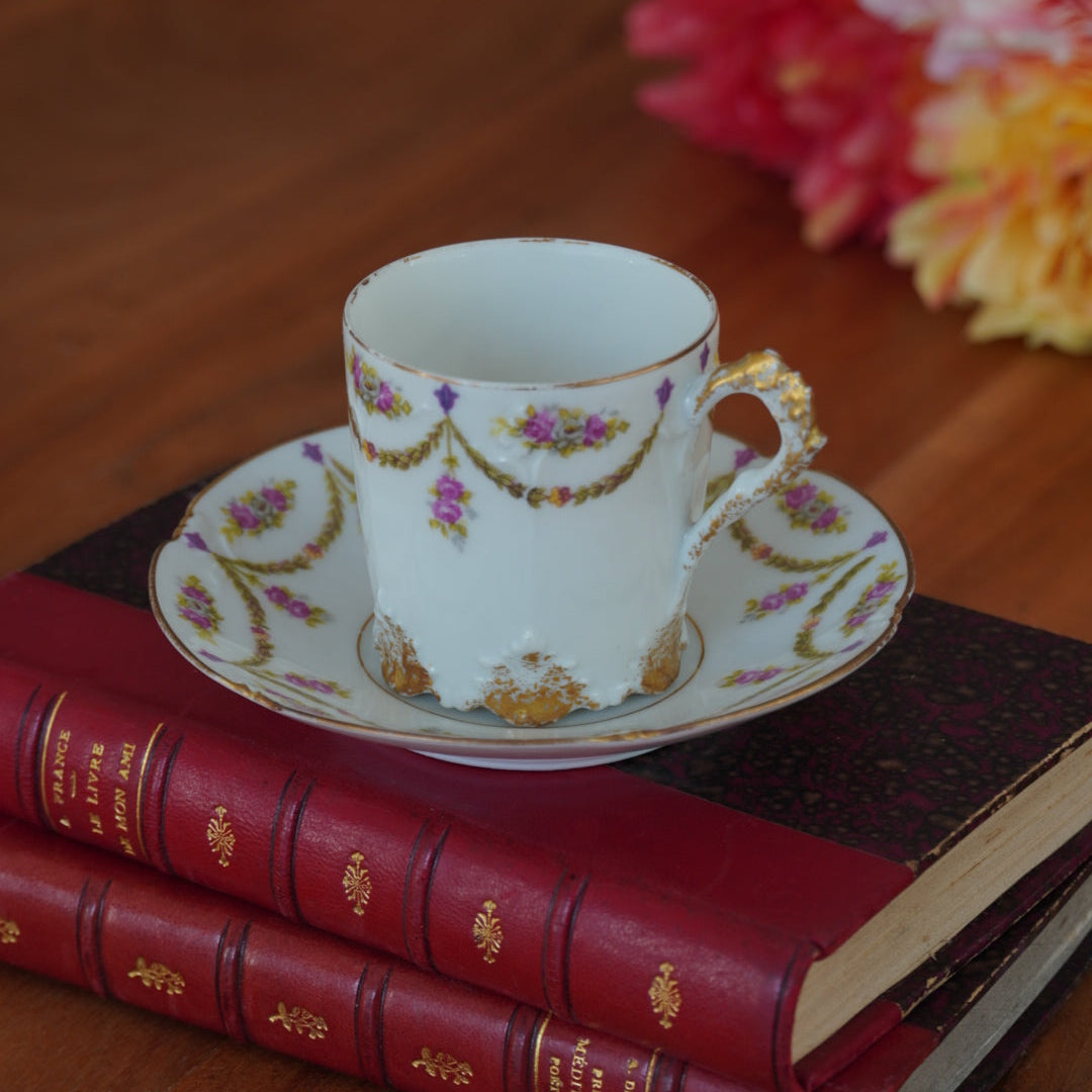 Petite tasse "Belline" en porcelaine fleurie et dorée de Limoges Plainemaison Frères début 20ème siècle (rare)