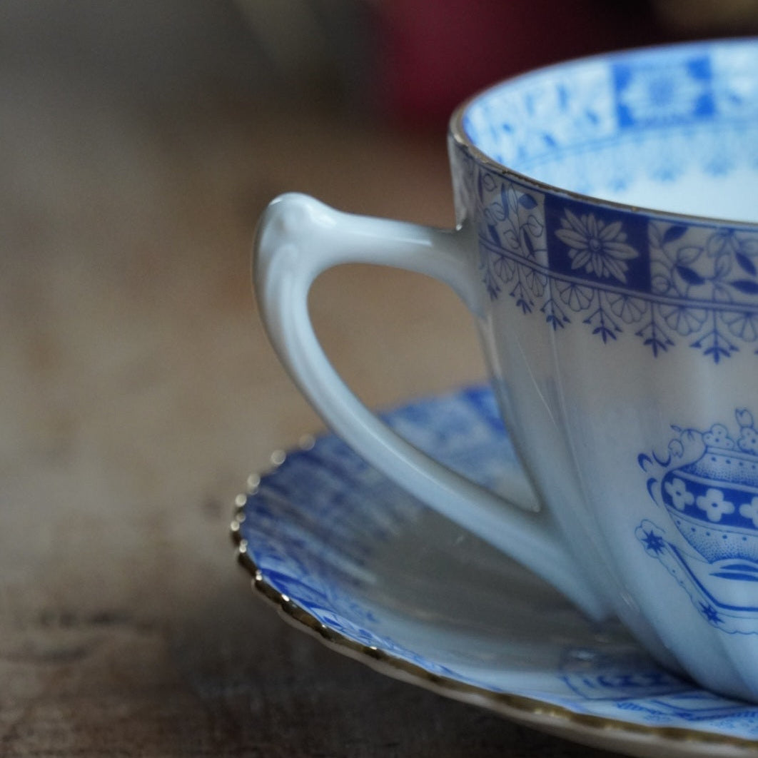 Grande tasse "Kunigunde" en porcelaine allemande aux motifs orientaux bleutés et dorés Seltmann Weiden modèle China Blau