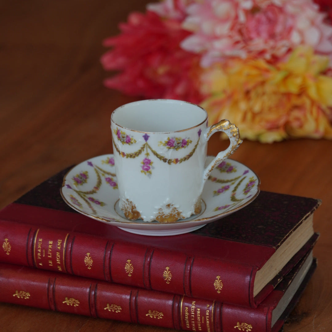 Petite tasse "Belline" en porcelaine fleurie et dorée de Limoges Plainemaison Frères début 20ème siècle (rare)