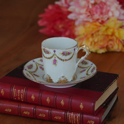 Petite tasse "Belline" en porcelaine fleurie et dorée de Limoges Plainemaison Frères début 20ème siècle (rare)