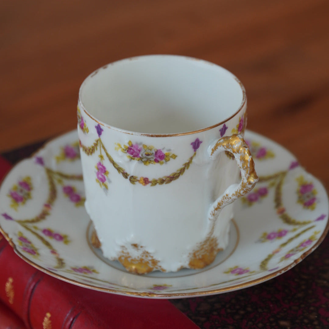 Petite tasse "Belline" en porcelaine fleurie et dorée de Limoges Plainemaison Frères début 20ème siècle (rare)