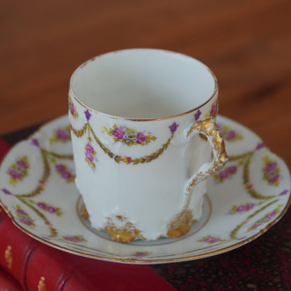 Petite tasse "Belline" en porcelaine fleurie et dorée de Limoges Plainemaison Frères début 20ème siècle (rare)