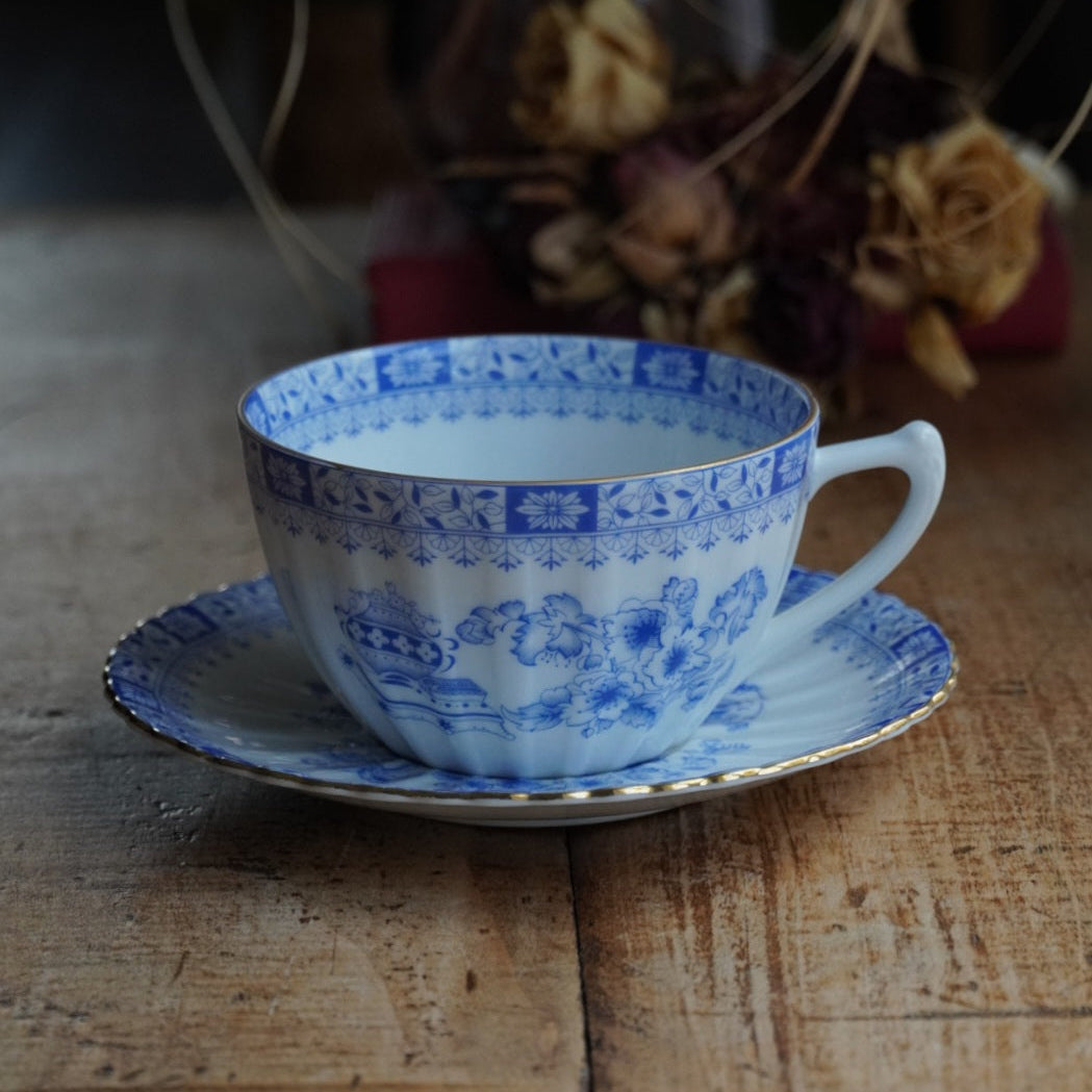 Grande tasse "Kunigunde" en porcelaine allemande aux motifs orientaux bleutés et dorés Seltmann Weiden modèle China Blau